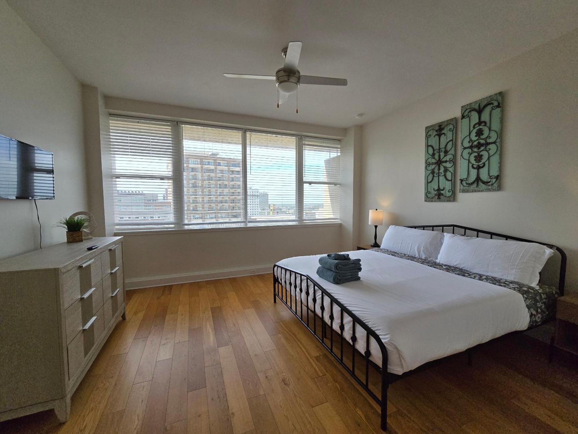 Amazing Condos Beautiful View 2 Blocks To French Quarter, Small Rooftop Pool, Gym, Seanger Theater, Super Dome, And Bourbon St New Orleans Rum bild