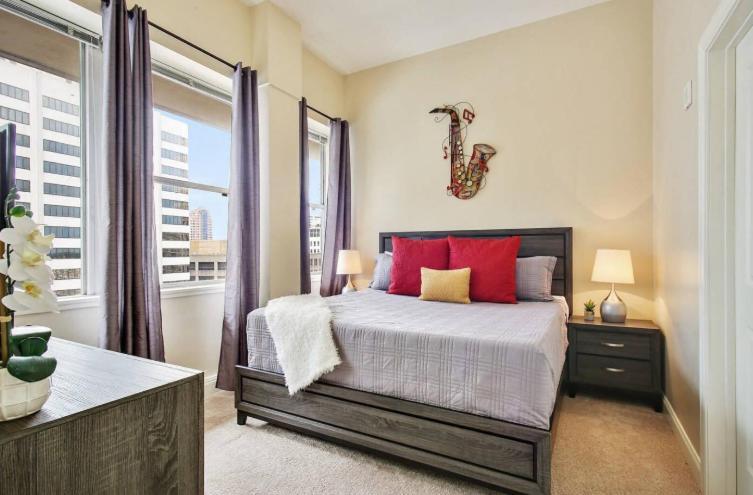 Amazing Condos Beautiful View 2 Blocks To French Quarter, Small Rooftop Pool, Gym, Seanger Theater, Super Dome, And Bourbon St New Orleans Exteriör bild