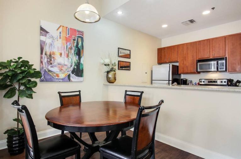Amazing Condos Beautiful View 2 Blocks To French Quarter, Small Rooftop Pool, Gym, Seanger Theater, Super Dome, And Bourbon St New Orleans Exteriör bild